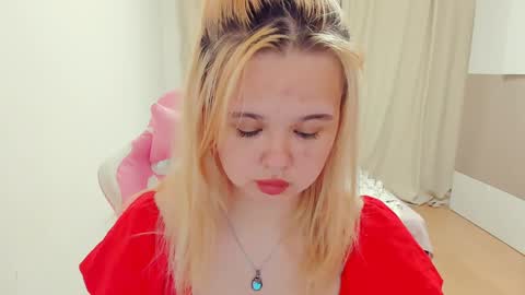 Snapshot of miss__selena chatting on 01/25/25, 04:24 miss__selena online show from 01/25/25, 04:24