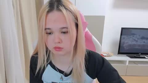 Snapshot of miss__selena chatting on 02/18/25, 08:25 miss__selena online show from 02/18/25, 08:25