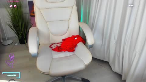 Snapshot of miss_elias chatting on 02/09/25, 02:06 Elia online show from 02/09/25, 02:06