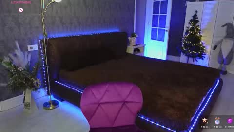 Snapshot of miss_elias chatting on 12/20/25, 04:25 Elia online show from 12/20/25, 04:25