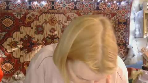 Elis online show from 10/28/25, 12:09