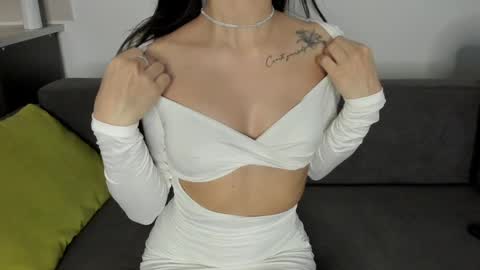 Snapshot of miss_emilyy chatting on 12/25/24, 04:43 Emily online show from 12/25/24, 04:43