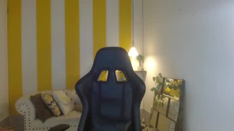 Snapshot of miss_honey1 chatting on 02/06/25, 11:48 miss_honey1 online show from 02/06/25, 11:48
