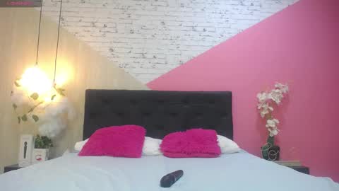 Snapshot of miss_honey1 chatting on 09/17/25, 11:28 miss_honey1 online show from 09/17/25, 11:28