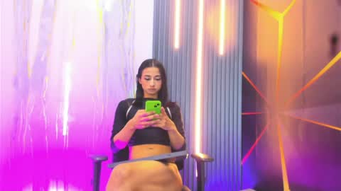 Snapshot of miss_isa19 chatting on 05/25/26, 12:33 miss_isa19 online show from 05/25/26, 12:33