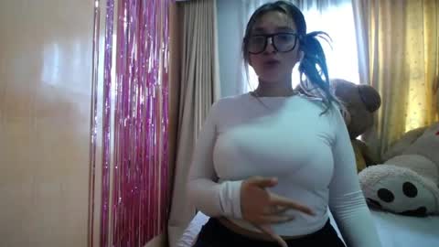 Snapshot of miss_lilieth chatting on 05/01/26, 04:33 lilieth online show from 05/01/26, 04:33