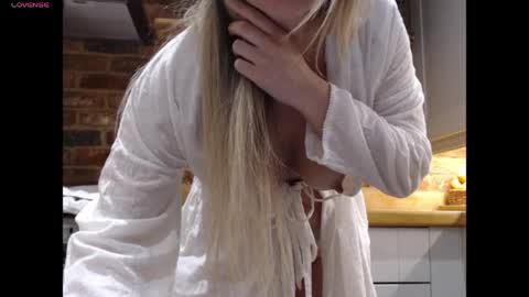 Snapshot of miss_married chatting on 04/17/26, 02:36 Anna online show from 04/17/26, 02:36