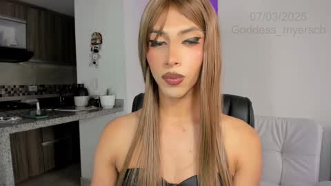 Snapshot of miss_myers chatting on 03/07/25, 12:34 Goddess Myers thumb up is important for me kisses online show from 03/07/25, 12:34