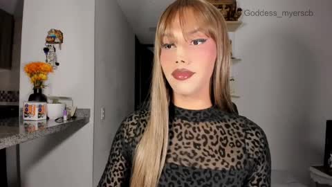 Snapshot of miss_myers chatting on 09/11/25, 10:59 Goddess Myers thumb up is important for me kisses online show from 09/11/25, 10:59