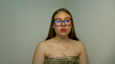 Snapshot of miss_sophie1 chatting on 06/11/26, 12:43 sophi 3 online show from 06/11/26, 12:43