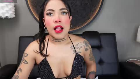 Snapshot of miss_vaiolette chatting on 05/15/26, 11:06 Vaiolette online show from 05/15/26, 11:06