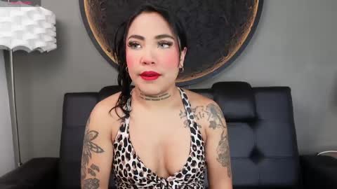 Snapshot of miss_vaiolette chatting on 05/19/26, 11:05 Vaiolette online show from 05/19/26, 11:05