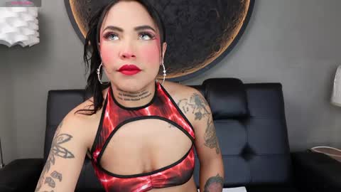 Snapshot of miss_vaiolette chatting on 05/25/26, 11:05 Vaiolette online show from 05/25/26, 11:05