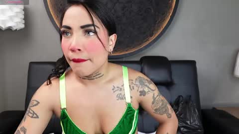 Snapshot of miss_vaiolette chatting on 06/03/26, 11:02 Vaiolette online show from 06/03/26, 11:02