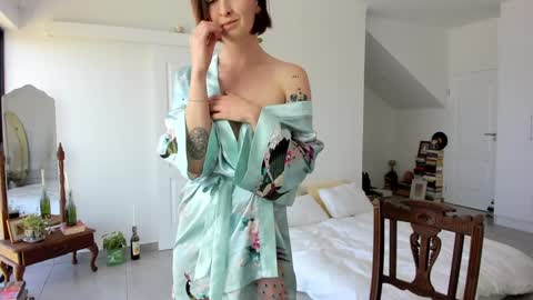 Alexandra Thorn online show from 09/25/25, 09:46