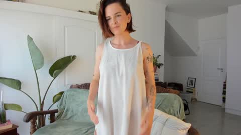 Alexandra Thorn online show from 12/01/25, 09:25