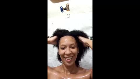 Snapshot of misscruzxz chatting on 04/21/26, 02:56 Donna di Diamanti online show from 04/21/26, 02:56