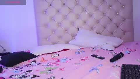 misskatiia online show from 02/15/25, 12:22