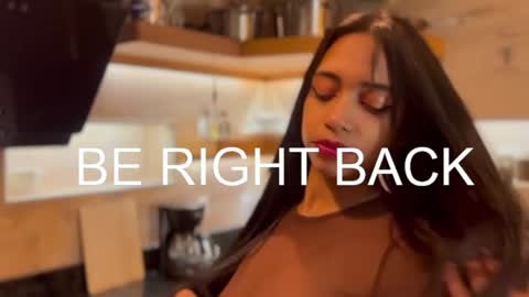 Snapshot of missketzaly chatting on 12/22/24, 01:44 Ania online show from 12/22/24, 01:44