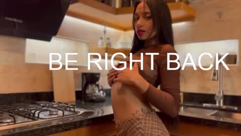 Snapshot of missketzaly chatting on 12/30/24, 01:25 Ania online show from 12/30/24, 01:25