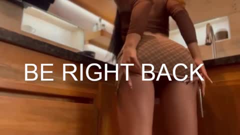 Snapshot of missketzaly chatting on 02/20/25, 04:57 Ania online show from 02/20/25, 04:57