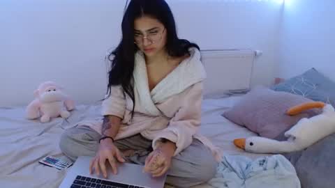 Snapshot of misskylie_ chatting on 12/31/24, 09:50 kylie online show from 12/31/24, 09:50