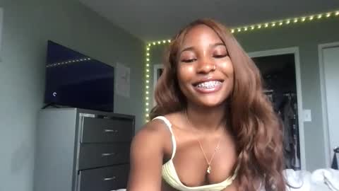 missmarimac online show from 05/25/26, 02:56