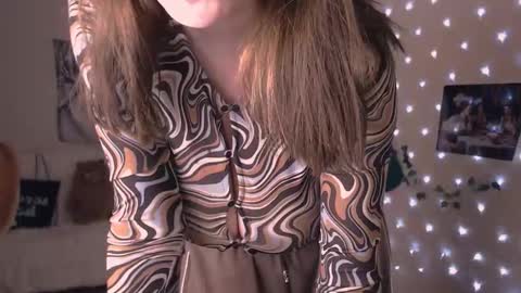 Snapshot of missmelons_ chatting on 12/20/25, 03:52 Li online show from 12/20/25, 03:52