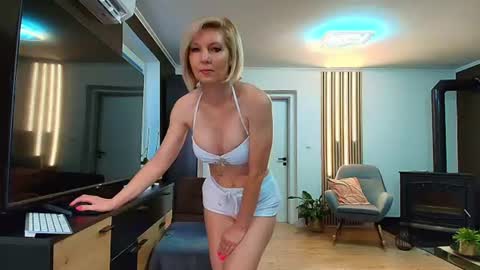 Snapshot of misstayaxxx chatting on 06/15/26, 03:31 misstayaxxx online show from 06/15/26, 03:31