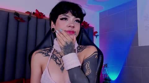 Snapshot of misstomie_ chatting on 01/02/25, 12:57 Tomiehelp me get to 100 thumbs up online show from 01/02/25, 12:57