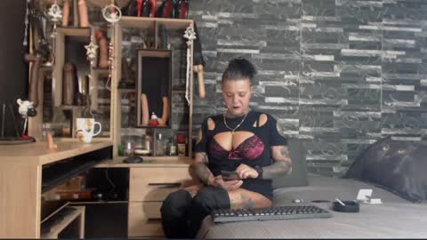 Snapshot of mistress_mirybossy chatting on 12/17/24, 11:27 Mistress Mirybossy online show from 12/17/24, 11:27