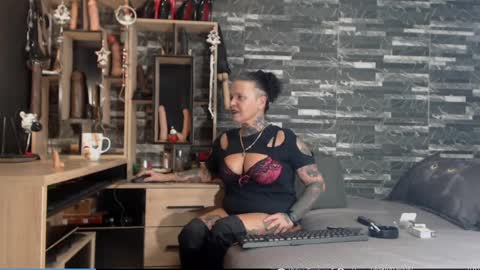 Snapshot of mistress_mirybossy chatting on 12/18/24, 02:32 Mistress Mirybossy online show from 12/18/24, 02:32