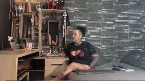 Snapshot of mistress_mirybossy chatting on 12/24/24, 09:17 Mistress Mirybossy online show from 12/24/24, 09:17