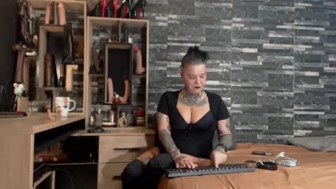 Snapshot of mistress_mirybossy chatting on 01/12/25, 01:32 Mistress Mirybossy online show from 01/12/25, 01:32