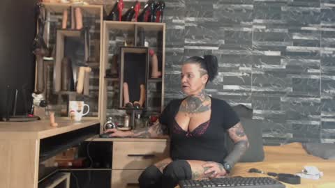 Snapshot of mistress_mirybossy chatting on 01/23/25, 05:45 Mistress Mirybossy online show from 01/23/25, 05:45