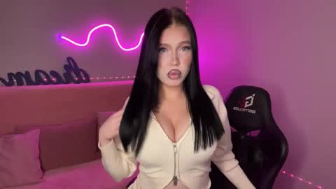 Mia online show from 11/13/25, 10:25