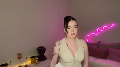 Snapshot of mistress_of_hearts chatting on 06/14/26, 12:40 Mia online show from 06/14/26, 12:40