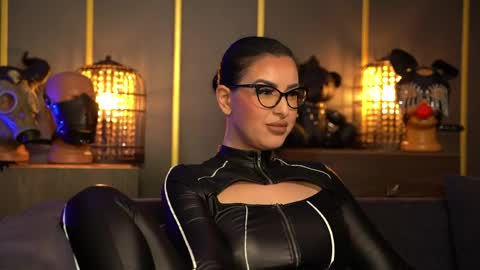 Snapshot of mistresskellykent chatting on 04/23/26, 10:12 Mistress Kelly online show from 04/23/26, 10:12