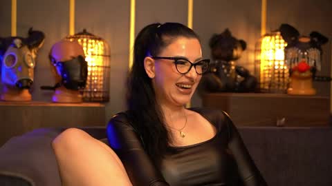 Snapshot of mistresskellykent chatting on 05/11/26, 08:06 Mistress Kelly online show from 05/11/26, 08:06