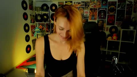 Snapshot of mistybarnes chatting on 12/15/24, 04:15 MistyBarnes NONUDE MODEL online show from 12/15/24, 04:15