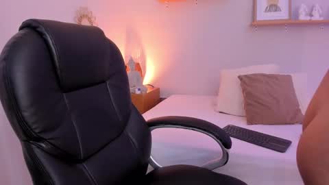 M o L l i E  online show from 02/15/25, 11:50