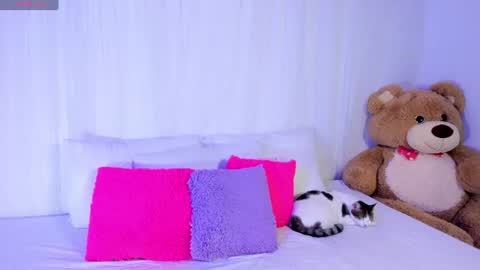 Snapshot of moll1e_ chatting on 06/14/26, 02:46 M o L l i E online show from 06/14/26, 02:46