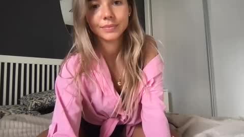 Snapshot of molly_bell chatting on 12/03/24, 02:16 Molly online show from 12/03/24, 02:16