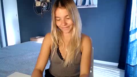 Snapshot of molly_bell chatting on 01/14/25, 01:49 Molly online show from 01/14/25, 01:49