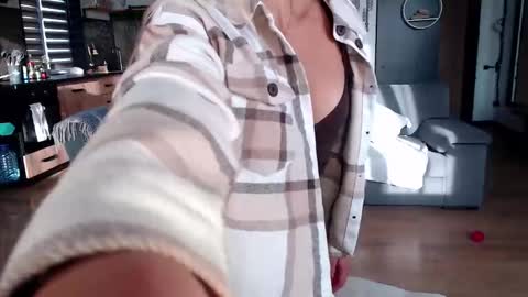 Snapshot of molly_bell chatting on 11/22/25, 11:20 Molly online show from 11/22/25, 11:20