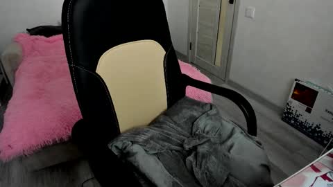 Snapshot of molly_sweetbaby chatting on 09/27/25, 02:11 Ill tell you when were private online show from 09/27/25, 02:11