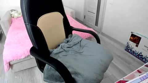 Snapshot of molly_sweetbaby chatting on 10/05/25, 10:57 Ill tell you when were private online show from 10/05/25, 10:57