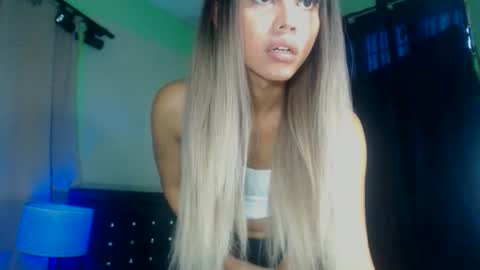 Snapshot of mollycoin18 chatting on 09/13/25, 02:22 mollycoin18 online show from 09/13/25, 02:22