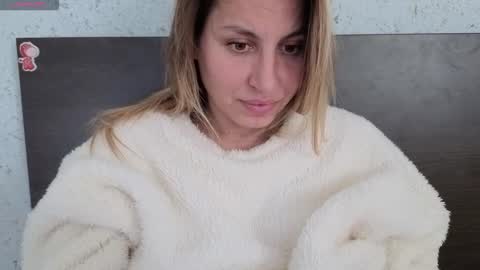 Snapshot of mollyforyou chatting on 11/18/25, 09:47 Nica follow me online show from 11/18/25, 09:47