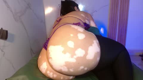  MOLLY  GUNSG online show from 05/05/26, 06:49